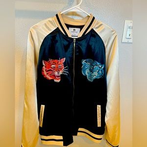 Men light jacket with tiger print . Arms bej body black . Size medium .